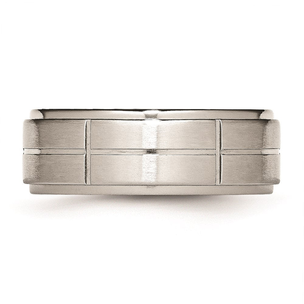 Joyería de moda unisex, anillo de acero inoxidable de la marca Chisel, 8 mm, diseño ranurado, acabado cepillado/pulido con bordes estriados