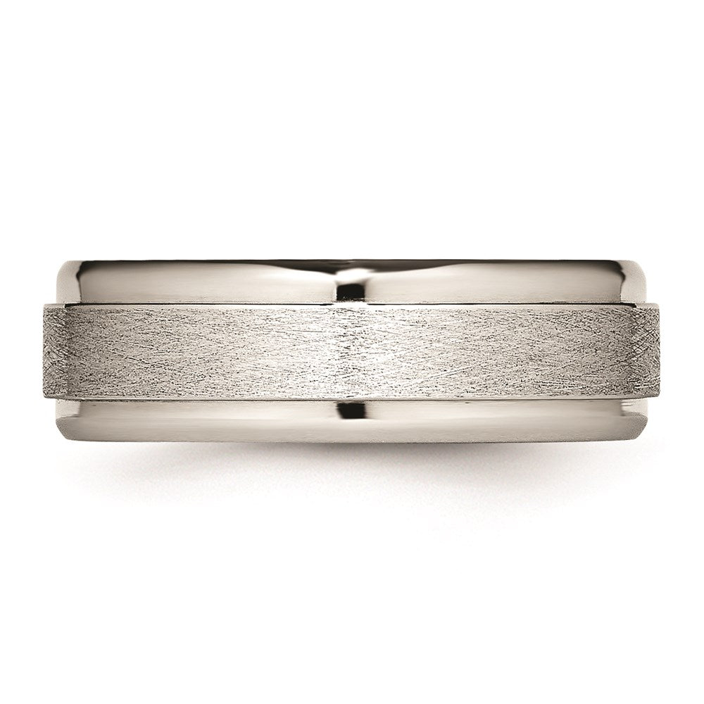 Joyería de moda unisex, anillo de acero inoxidable de la marca Chisel con bordes estriados, acabado pulido y cepillado