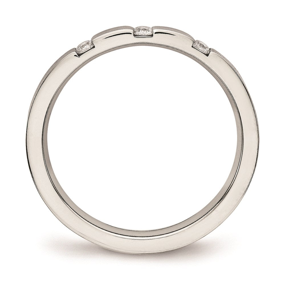 Joyería de moda unisex, anillo tipo banda de acero inoxidable pulido de la marca Chisel con 3 piedras de circonita cúbica de 2.50 mm