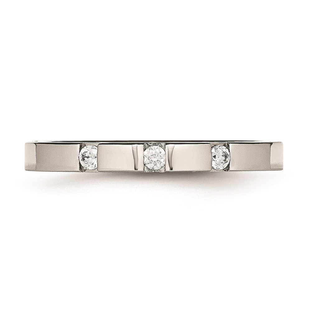 Joyería de moda unisex, anillo tipo banda de acero inoxidable pulido de la marca Chisel con 3 piedras de circonita cúbica de 2.50 mm
