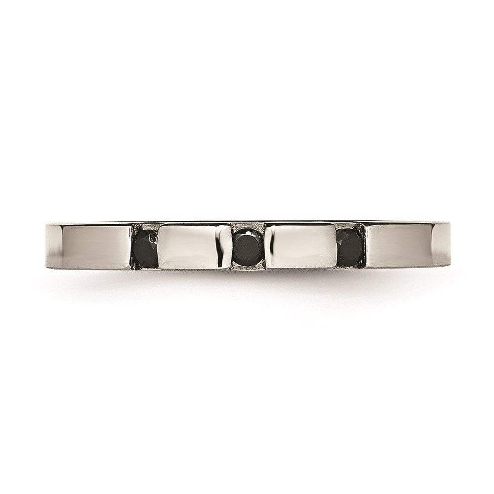 Joyería de moda para mujer, anillo de acero inoxidable pulido de la marca Chisel con 3 piedras de circonita cúbica negra de 2.50 mm