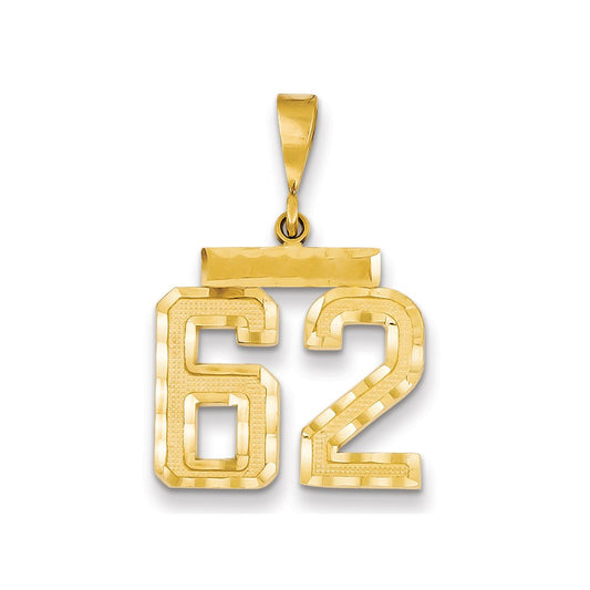 Dije número 62 de Million Charms en oro amarillo de 14K, corte diamante, tamaño mediano