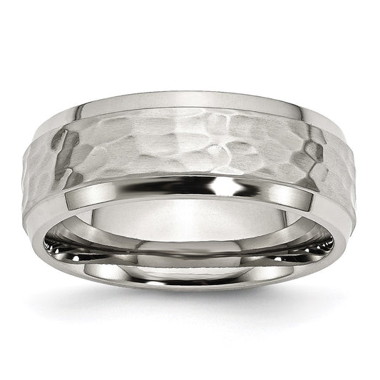 Joyería de moda unisex, anillo de acero inoxidable marca Chisel de 8 mm con borde biselado, acabado martillado, cepillado y pulido